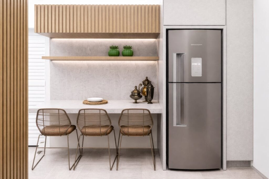 Cozinha planejada moderna com painel ripado idealizada por arquiteto em Pedra Branca para a Velaris Arquitetura.