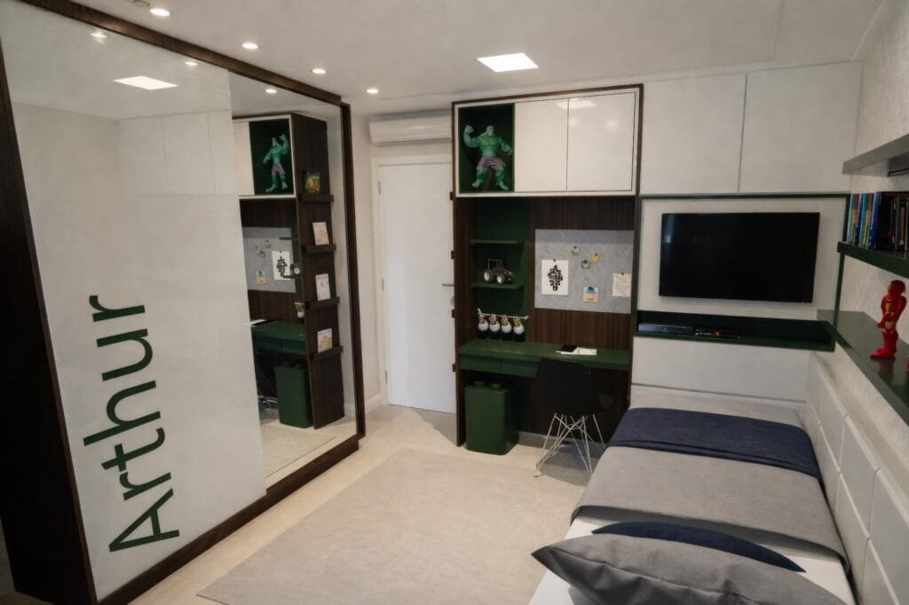 Quarto juvenil planejado por arquiteto em São José com marcenaria verde e espelho amplo.