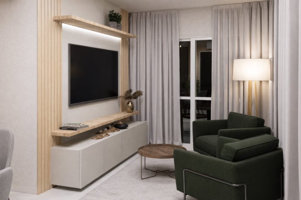 Living contemporâneo com marcenaria ripada e poltronas verdes criado por escritório de arquitetura em Imbituba.
